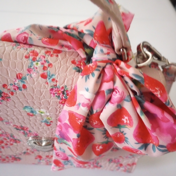 Adorable Betsey Johnson purse - Picture 4 of 6